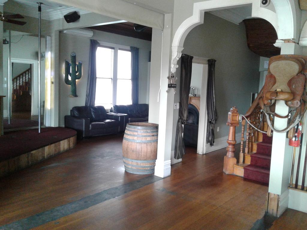 אוקלנד Shooters Saloon Hotel & Cabins מראה חיצוני תמונה