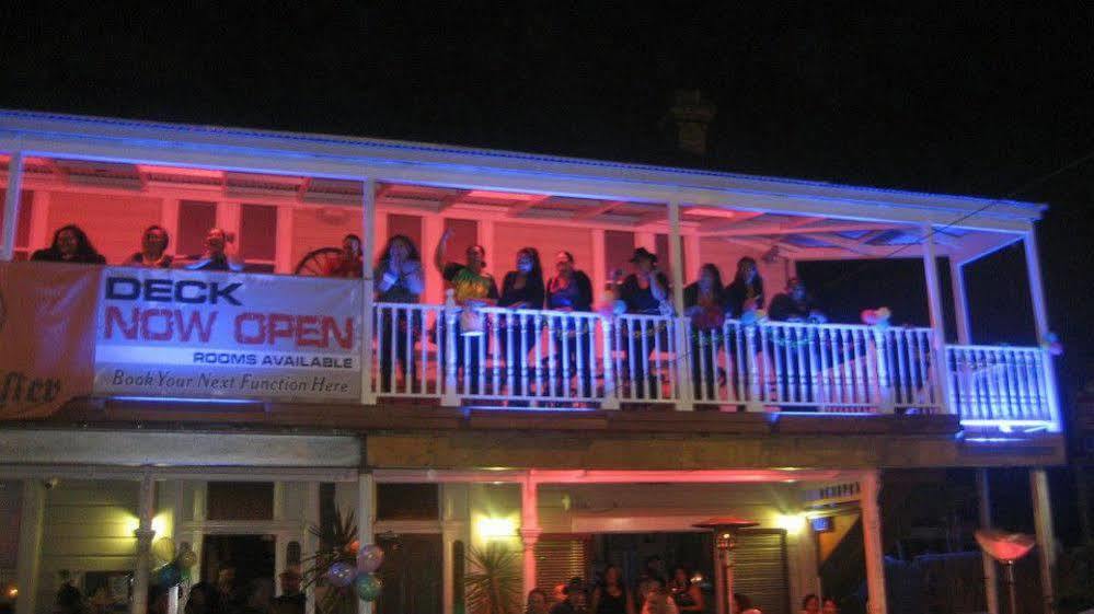 אוקלנד Shooters Saloon Hotel & Cabins מראה חיצוני תמונה